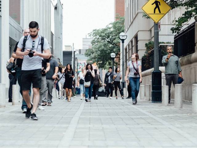 VIVERE CAMMINANDO IN UNA SOCIETÀ CHE VA DI CORSA. SCEGLIERE DI MUOVERSI A PIEDI E I BENEFICI CORRELATI